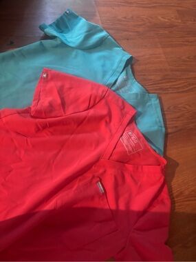 Figs V-Neck Tops in Coral and Teal (2-Pack)